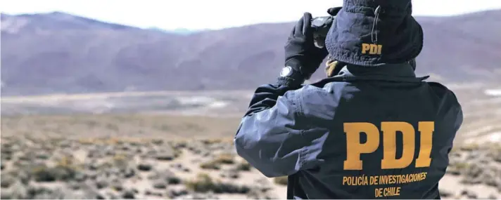  ??  ?? ► Un efectivo de la PDI patrulla una zona fronteriza de la Región de Arica y Parinacota, en la zona norte del país.