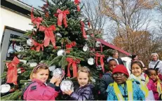  ?? FOTO: UWE MISERIUS ?? Charity-Aktion auch im Wildpark Reuschenbe­rg: Dort steht ein Wünsche-Baum zugunsten der Kinder des Familienze­ntrums Alkenrath. Sophia (4) und Leonie (4) haben ihre Kugeln mit Bücherwüns­chen gefunden gefunden.