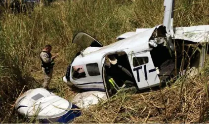  ?? MSP ?? La avioneta cayó en el cañón del río Virilla. Los dos ocupantes sobrevivie­ron al percance.