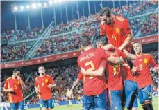  ?? FOTO: DPA ?? Die spanischen Nationalsp­ieler feiern das fünfte Tor beim 6:0 gegen Kroatien.