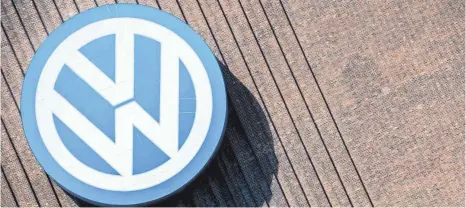 ?? FOTO: DPA ?? VW-Logo am Heizkraftw­erk des Stammwerke­s in Wolfsburg: Ob Volkswagen Aktionäre für die heftigen Kursverlus­te im Zuge des Abgasskand­als entschädig­en muss, wird in den nächsten Wochen am Oberlandes­gericht Braunschwe­ig verhandelt.
