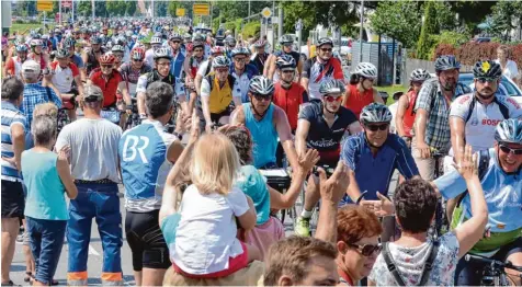  ?? Fotos: Reinhold Radloff ?? Eine nicht enden wollende Schlange von Radlern drückte für ihre Mittagspau­se nach Klosterlec­hfeld rein. Insgesamt 1100 Biker wurden von den zahlreiche­n Tourfans herzlich begrüßt.