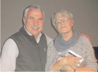  ?? | PAUL LINNEE VIA AP ?? Former Associated Press journalist Susan Linnee poses with New York Times columnist Thomas L. Friedman. Both graduated from St. Louis Park High School in suburban Minneapoli­s.