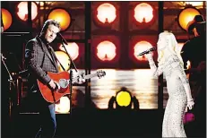  ?? (AFP) ?? Blake Shelton (left) and Gwen Stefani perform onstage.