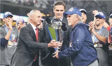  ??  ?? Jim Leyland, manger for team United States, accepts the trophy after their 8-0 win over team Puerto Rico during Game 3 of the Championsh­ip Round of the 2017 World Baseball Classic at Dodger Stadium in Los Angeles, California. — AFP photo