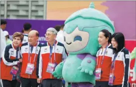  ?? WEI XIAOHAO / CHINA DAILY ?? Members of the Thailand delegation pose with Lianlian, one of the Hangzhou Asian Games mascots, at the athletes’ village on Sept 22.