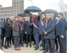  ?? ?? El presidente de Francia,
Emmanuel Macron, acompañado de algunos colaborado­res, inauguró la Villa Olímpica.