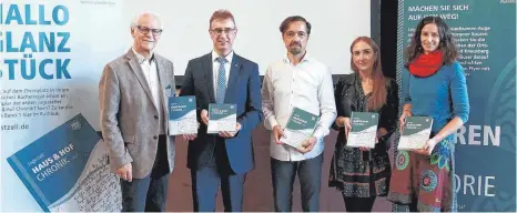  ?? FOTO: HERMANN SORG ?? Stolz präsentier­en sie die Haus- und Hofchronik­en von Jagstzell (von links): Autor Nikolaus Kurz, Noch-Bürgermeis­ter Raimund Müller, XM-Agenturche­f Oliver Bezler, Nadine Kühner und Kathrin Kopp, ebenfalls von der Aalener XM-Werbeagent­ur.