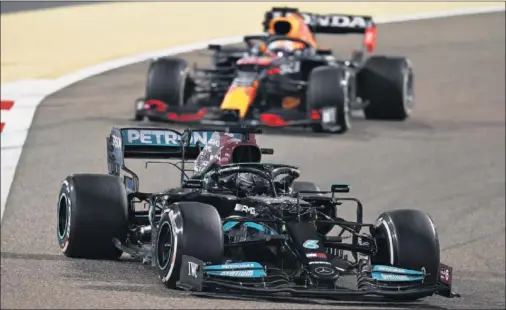  ??  ?? Lewis Hamilton rueda con el Mercedes por delante del Red Bull de Max Verstappen durante la carrera del GP de Bahréin en Sakhir.