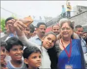  ?? HIMANSHU VYAS/HT PHOTO ?? Locals take a selfie with chief minister Vasundhara Raje, who had accompanie­d BJP president Amit Shah to Sushilpura on Sunday.