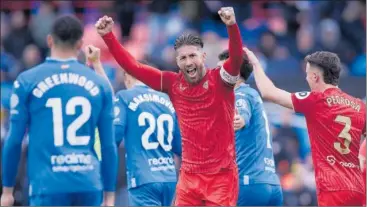  ?? ?? Sergio Ramos celebra el gol que valió para que el Sevilla se llevara la victoria.