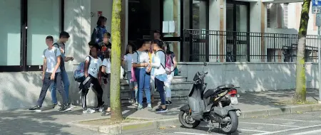  ??  ?? Tutti fuori Un’immagine di alcuni studenti del liceo trevigiano Canova fatti uscire ieri a causa di una sostanza irritante