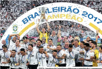  ??  ?? FESTA. Jogadores do Corinthian­s celebraram a conquista do 7.º campeonato