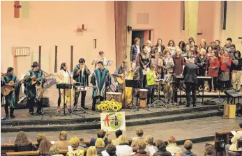  ?? FOTO: WELSCH ?? Das gemeinsame Konzert von der bolivianis­chen Band Sacambaya und Pons in der Marienkirc­he.