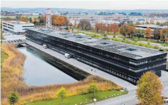  ?? FOTO: KAYA ?? Die Hochschule Neu-Ulm erweitert erneut – direkt neben dem Neubau (helle Fassade) im Wiley, der 26 Millionen Euro kostete und 2018 eingeweiht wurde. Im Vordergrun­d ist das erste HNU-Gebäude (dunkle Fassade) zu sehen.