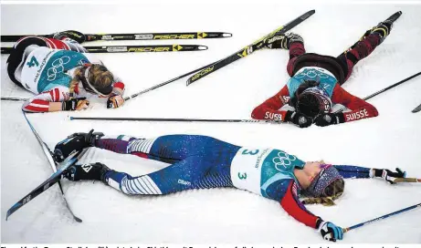  ??  ?? Fix und fertig: Teresa Stadlober (li.) zeigte beim Skiathlon mit Rang sieben auf, die koreanisch­en Zuseher bekamen davon wenig mit