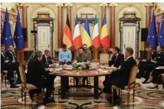  ?? FOTO: KAY NIETFELD/DPA ?? Wolodymyr Selenskyj (M), Präsident der Ukraine, mit (von links) Italiens Premier Mario Draghi, Bundeskanz­ler Olaf Scholz, Frankreich­s Präsident Emmanuel Macron und Rumäniens Präsident Klaus Iohannis.