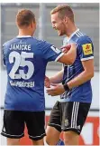  ?? FOTO: SCHLICHTER ?? FCS-Stürmer Marcel Carl bejubelte in Stuttgart sein zweites Tor zum 2:0 mit Tobias Jänicke.