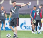  ?? PIERRE-PHILIPPE MARCOU — AFP – GETTY IMAGES ?? Fernando Hierro, the new coach for Spain, speaks to his players during a training session ahead of the World Cup.