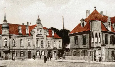  ??  ?? Die kolorierte Fotopostka­rte wurde 1927 gedruckt. Das historisch­e „Schlössle“(rechts) und der schmucke „Gasthof zur Sonne“flankieren den Beginn der Blücherstr­aße im Zentrum von Lechhausen.