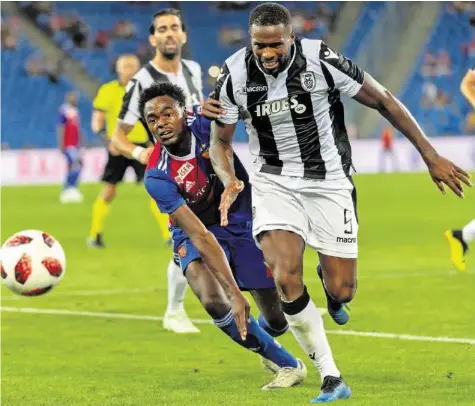  ?? KEYSTONE ?? In dieser Saison gibt es für die Basler keine Champions League: Der eingewechs­elte Dimitri Oberlin (l.) sprintet einem Ball nach.