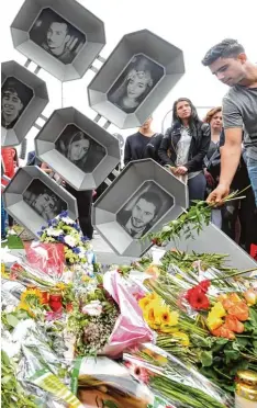  ?? Foto: Tobias Hase, dpa ?? Ein Jahr nach dem Amoklauf wurde nahe des Münchner Olympia Einkaufsze­ntrums ein Denkmal eingeweiht.