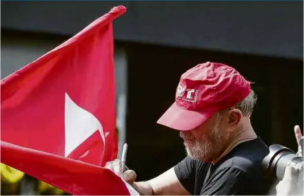  ??  ?? TENSÃO O ex-presidente Lula reagiu em Florianópo­lis a protestos de que sua caravana tem sido alvo no Sul: ‘Somos da paz, mas se derem tapa na nossa cara, vamos retribuir’; à noite, em Chapecó, grupos pró e contra o petista entraram em confronto