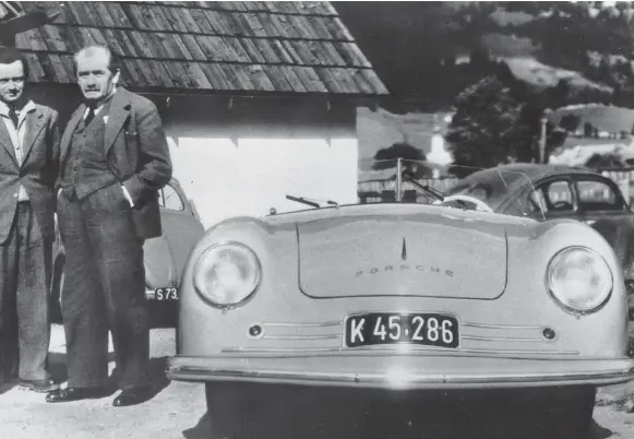  ??  ?? Acima
Ferdinand e Ferry Porsche com o primeiro carro a levar seu nome
Página anterior
Modelo muito inicial com tampa de motor com fenda à frente da versão de produção durante teste em 1948.