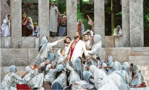  ??  ?? Wie es sich für eine Freilichtb­ühne gehört: Jesus (Markus Neugebauer) in einem großen Gruppenbil­d, umringt von den Armen und Kranken, die ihn in ihrer Not beinahe erdrücken. Foto: Jan-Pieter Fuhr