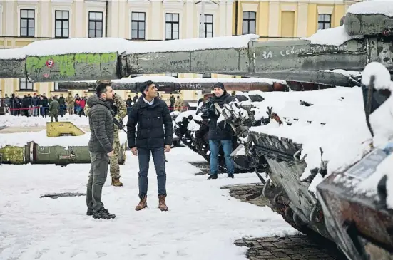  ?? AP ?? El presidente de Ucrania, Zelenski, mostrando el sábado al primer ministro británico, Sunak, tanques rusos destruidos en Kyiv