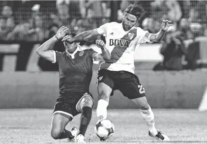  ??  ?? Con todo, Leonardo Ponzio va hacia esa pelota que también pretendía Fabián Rinaudo.