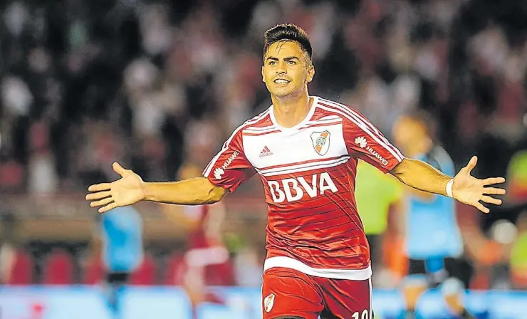  ??  ?? Gonzalo Martínez celebra su gol. Fue con un zurdazo rasante, luego de un buen pase de Casco. Pity venía de marcar un gol ante Lanús y otra vez se destacó jugando como volante por dere