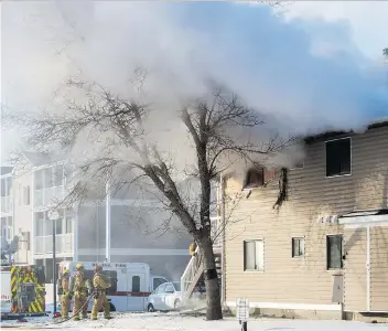  ?? BRANDON HARDER ?? Firefighte­rs battle a fire at a condo complex on Rochdale Avenue.