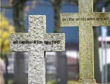  ?? ?? The inscriptio­n ‘In God’s love receive me’ is seen on a stone cross on the Invalids’ Cemetery (Invalidenf­riedhof) during the ‘Sunday of the Dead’ commemorat­ions in Berlin.