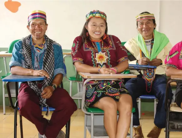  ??  ?? Pascual Bailarín, Gladys Bailarín, Gerardo Pernía Bailarín y Claudia Bailarín Domicó, los emberas catíos graduados en Frontino.