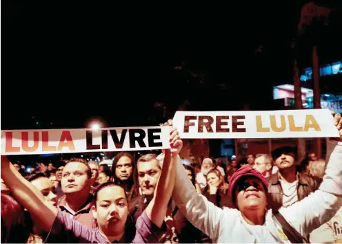  ?? Foto: AFP/Miguel Schincario ?? Anhänger von Ex-Präsident Lula fordern am 8. Juli erneut seine Freilassun­g – bisher erfolglos.