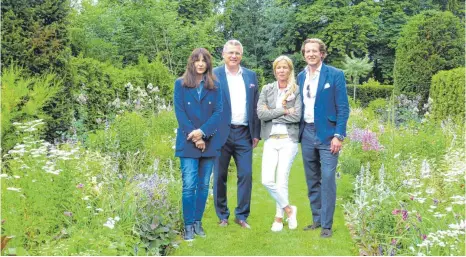  ?? FOTO: BAUCH ?? Gartendesi­gnerin Susanne Christner, Bürgermeis­ter Gunter Bühler, Prinzessin Anna und Prinz Carl-Eugen von Oettingen-Wallerstei­n (von links) bei der Eröffnung des Schlossgar­tens.