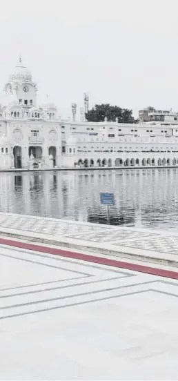  ??  ?? 0 A Sikh volunteer at the deserted Golden Temple in Amritsar on