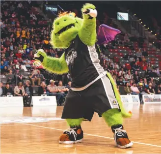  ??  ?? La mascotte du Magic de Moncton a célébré la victoire, samedi. - Gracieuset­é: Magic de Moncton