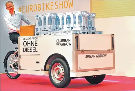  ?? FOTO: ACHIM FÖRSTER ?? 17 Bierkisten oder bis zu 300 Kilogramm Zulandung: Die sogenannte­n Cargo Bikes sind dank neuer Antriebssy­steme der neue Trend auf der 27. Eurobike.