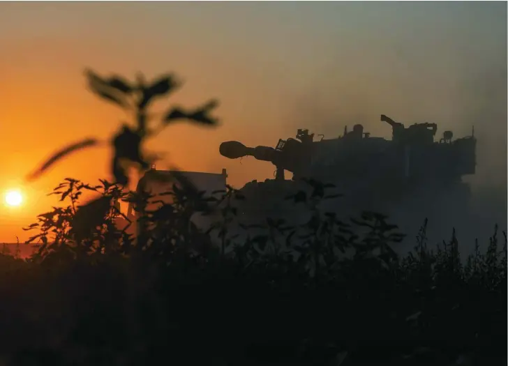  ??  ?? Un tanque con artillería de las Fuerzas de Defensa de Israel toma posiciones ayer en la frontera con la Franja de Gaza