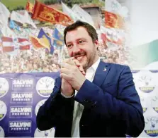  ?? LaPresse ?? Trionfator­e a destra Matteo Salvini, leader della Lega