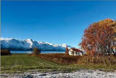  ?? FOTO: ARE BERGSET ELVESTAD ?? Dessverre er det ikke dette vaeret som er meldt i helga, men tirsdag var det i allefall en fin høstdag. Her fra Spåkenes i Nordreisa.