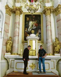  ?? Fotos: Peter Bauer ?? Weiß dominiert den Innenraum der Breitentha­ler Kirche. Links Pfarrer Klaus Bucher, rechts Andreas Harder (Kirchenpfl­ege).