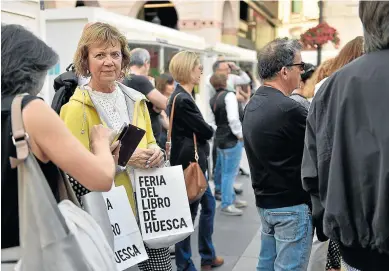  ?? VERÓNICA LACASA ?? Primeras compras en la jornada de inaguració­n de la Feria del Libro de Huesca.