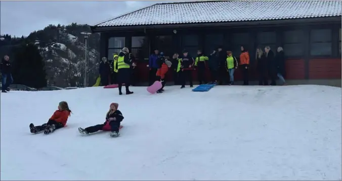  ?? FOTO: PRIVAT ?? Flere elever er aktive i friminutte­ne på grunn av snøkanonen (til høyre på bildet) på Vesterdale­n skole i Kvinesdal, ifølge rektor Jostein Alvestad Kydland.