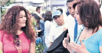  ??  ?? La aspirante a gobernar la CDMX por el Partido Nueva Alianza recorrió los pasillos del mercado de flores y expuso su plataforma a locatarios y clientes. Algunos vendedores le regalaron ramos de flores, los cuales cargó hasta salir del sitio.