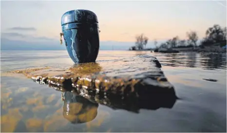  ?? SYMBOLFOTO: FELIX KÄSTLE/DPA ?? Eine Urne wurde in Wasserburg am Strand gefunden. Woher sie stammen könnte, ist derzeit unklar.