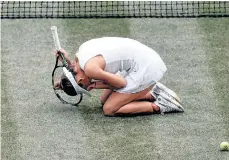  ?? /EFE ?? La rumana Simona Halep llora en la cancha luego de superar a Serena Williams en la final indivual femenil.