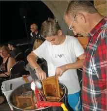  ??  ?? Poser les cadres dans la centrifuge­use